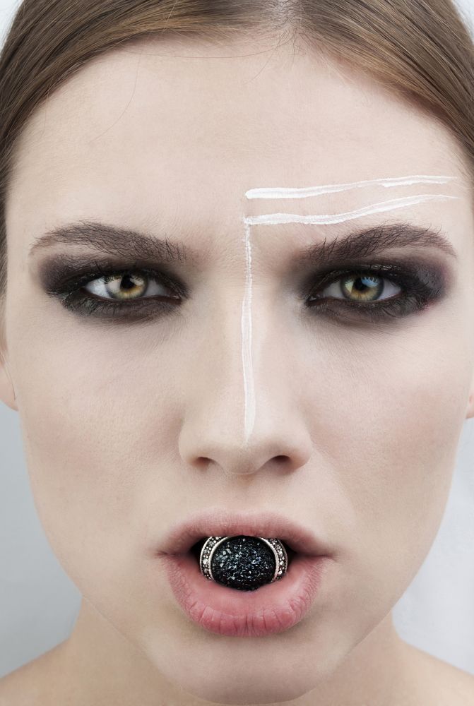 Девушка с перстнем