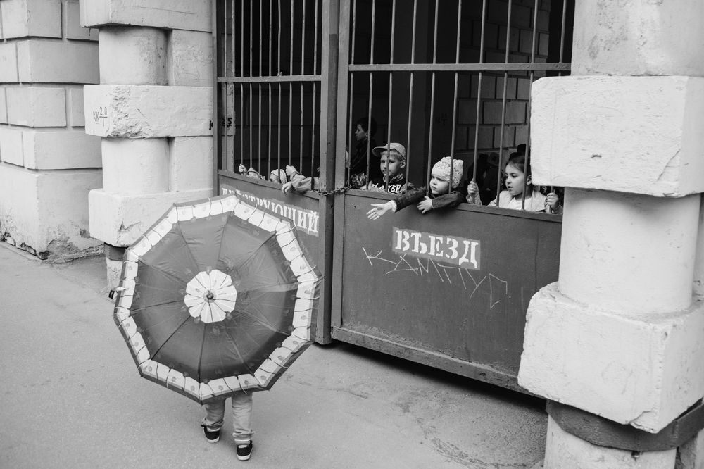 Дети за забором