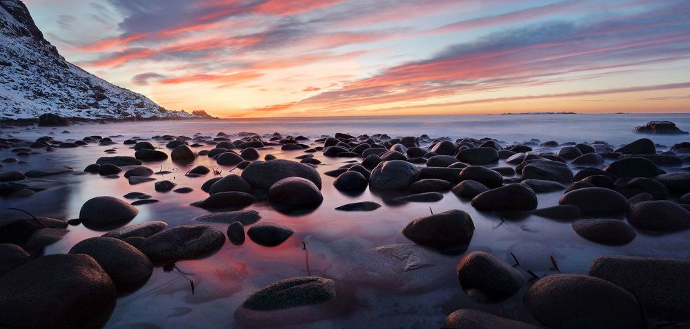 Закат на побережье Лофотенских островов Норвегии.