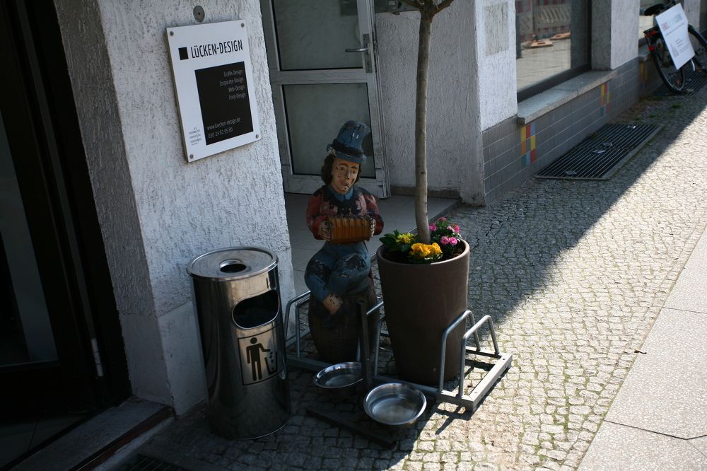 Зазывала в бар На Берлинской улочке