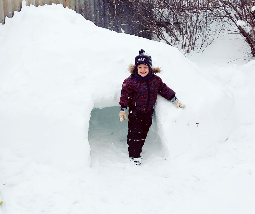 Иглу и малыш.