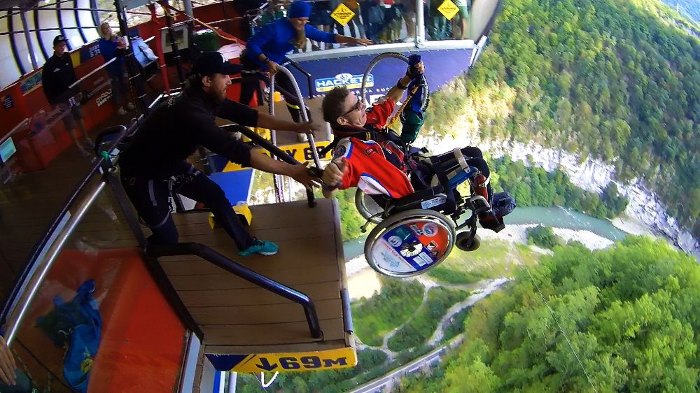 Банджи-джа́мпинг в инвалидной коляске