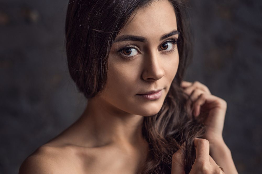 Девушка с выразительным взглядом.