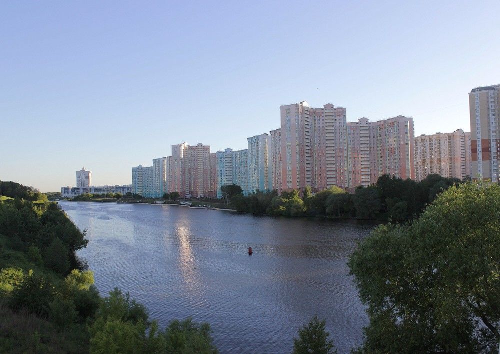 Пейзаж с рекою днем