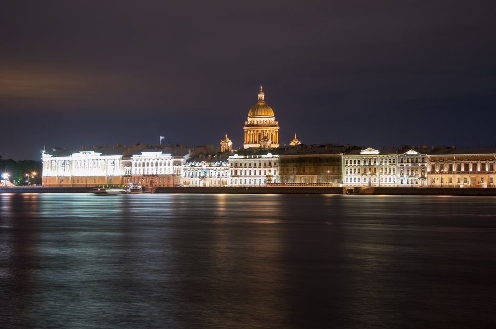 В огнях ночного города