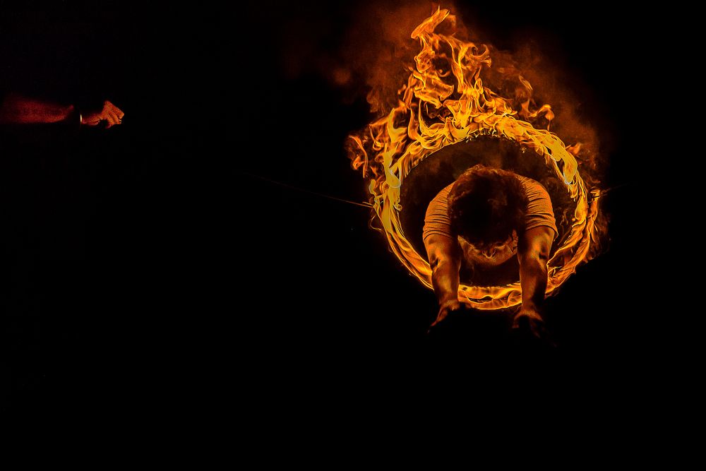 The hand, the ring and the man !