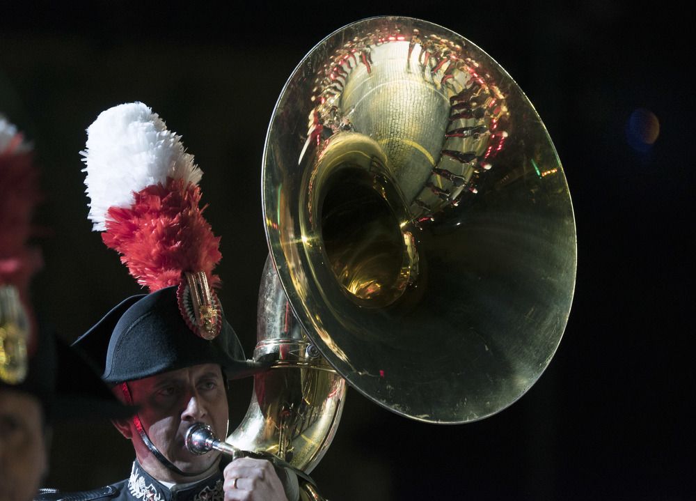 Геликон-бас, как отражение оркестра карабинеров Италии