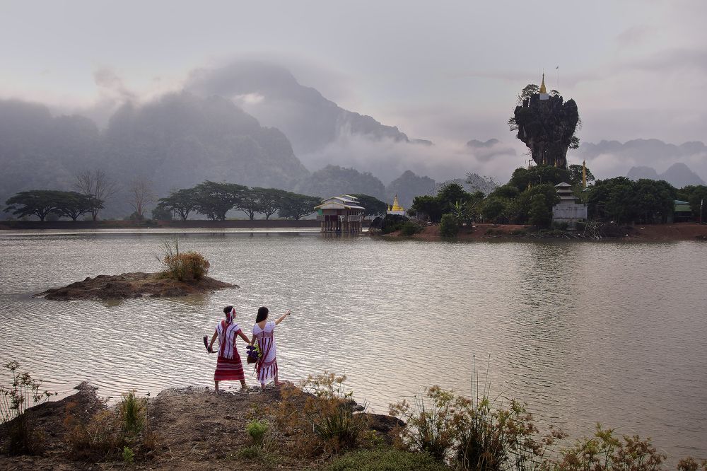 Kayin Couple wearing their traditional dress at famous place