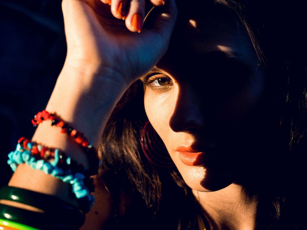 с одной стороны