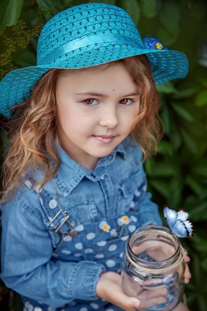 Девочка с бабочкой