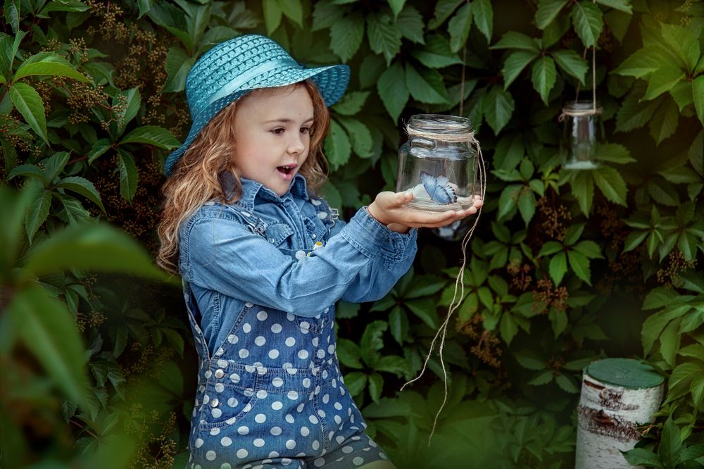 Девочка с бабочкой