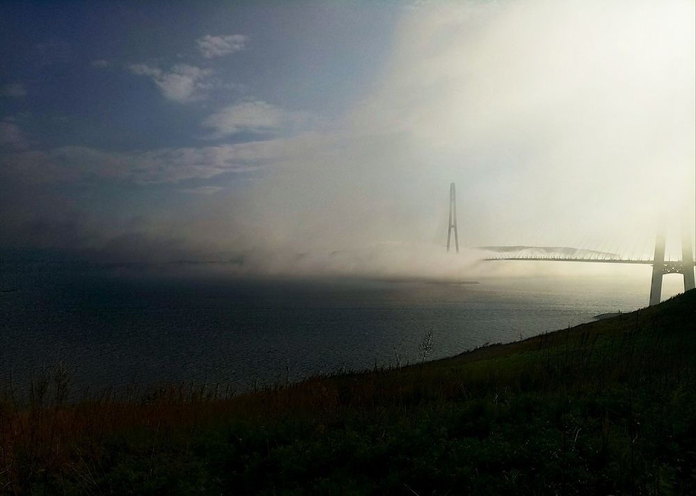 Мост в дымке