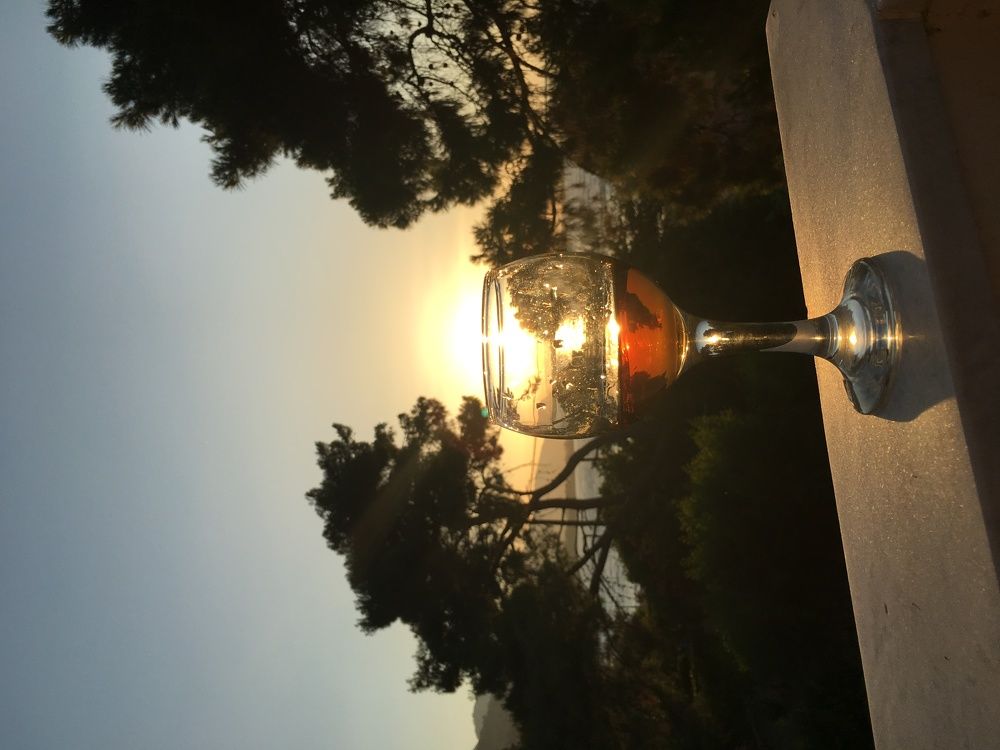 Немного солнца в бокале вина