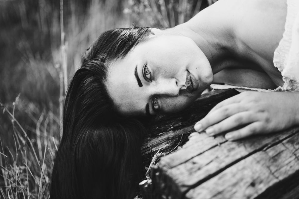 Портрет девушки в лесу