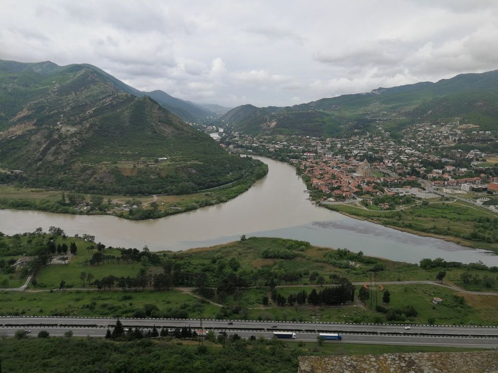 Две сестры.