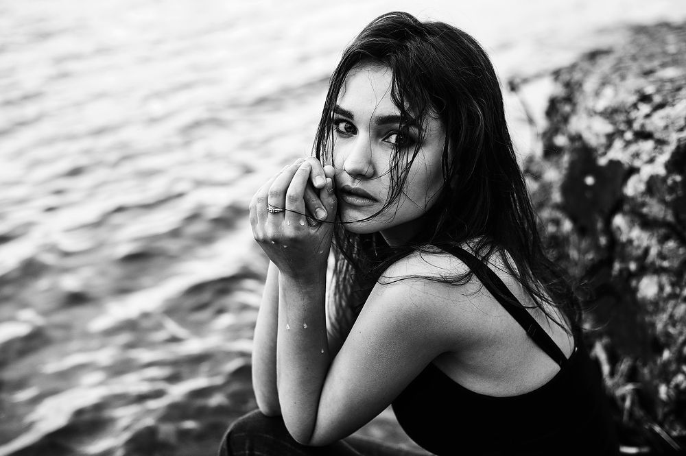 Мокрая девушка на берегу
