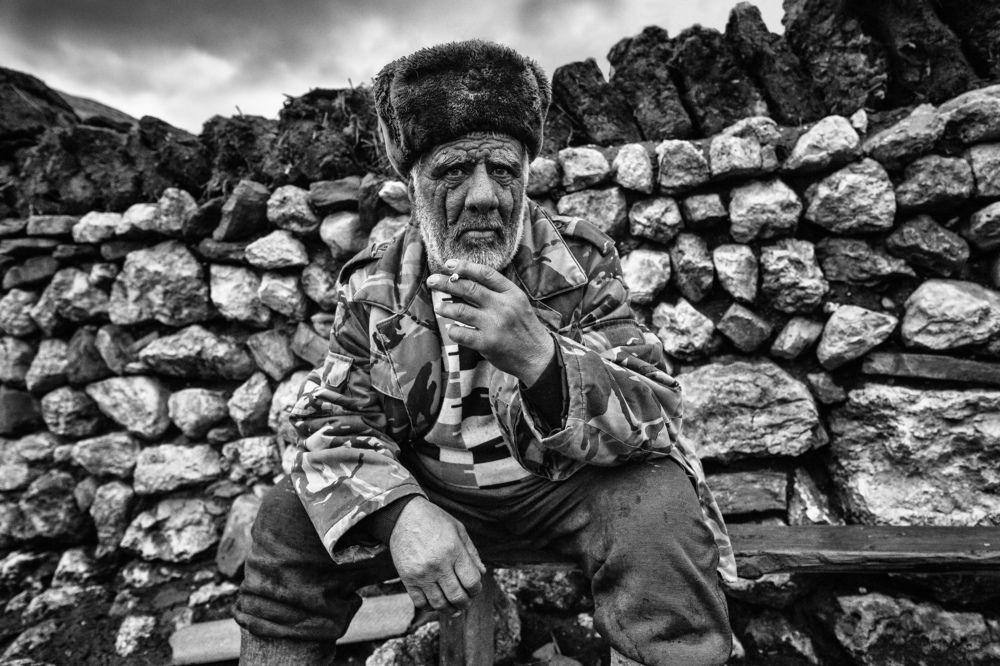 Врастая в стену