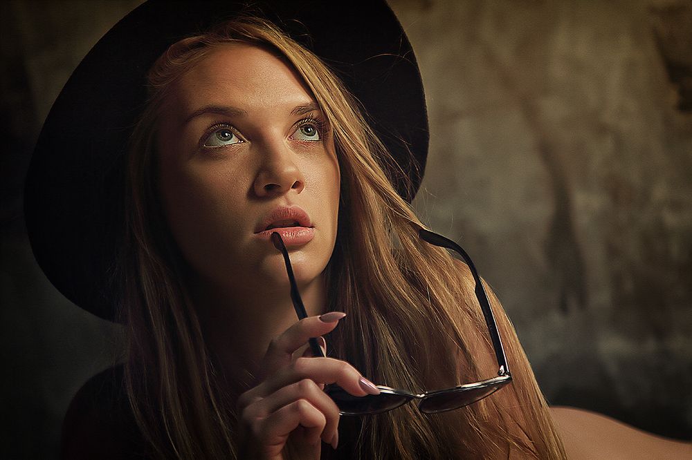 Задумчивая в шляпе