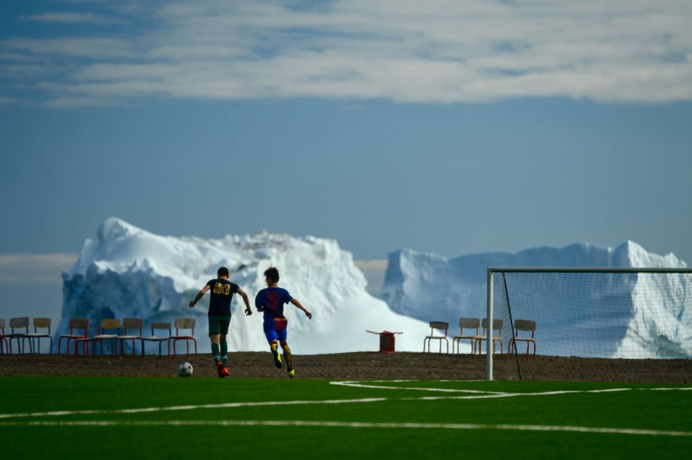 Дети в деревне Кекертурсуак играют в футбол