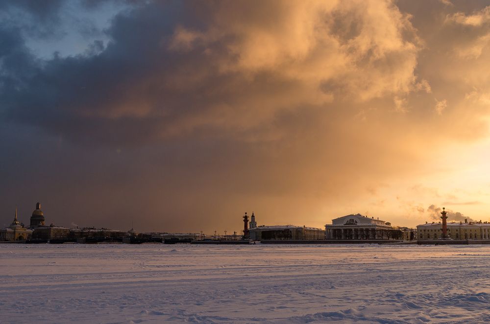 Зимний закат холодным питерским вечером
