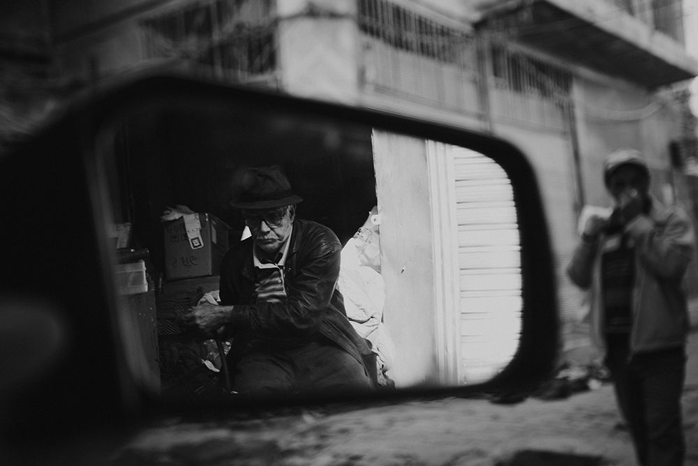 Reflection of the world in mirrors