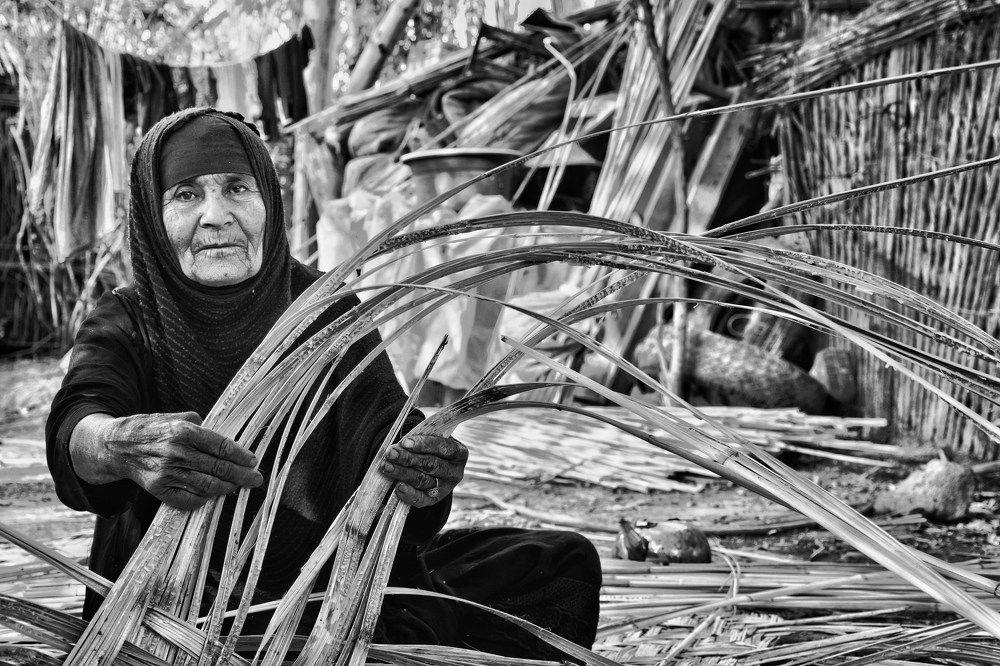 صانعة حصير القصب التراثي