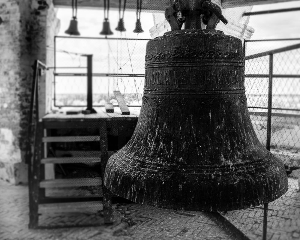 На древней колокольне