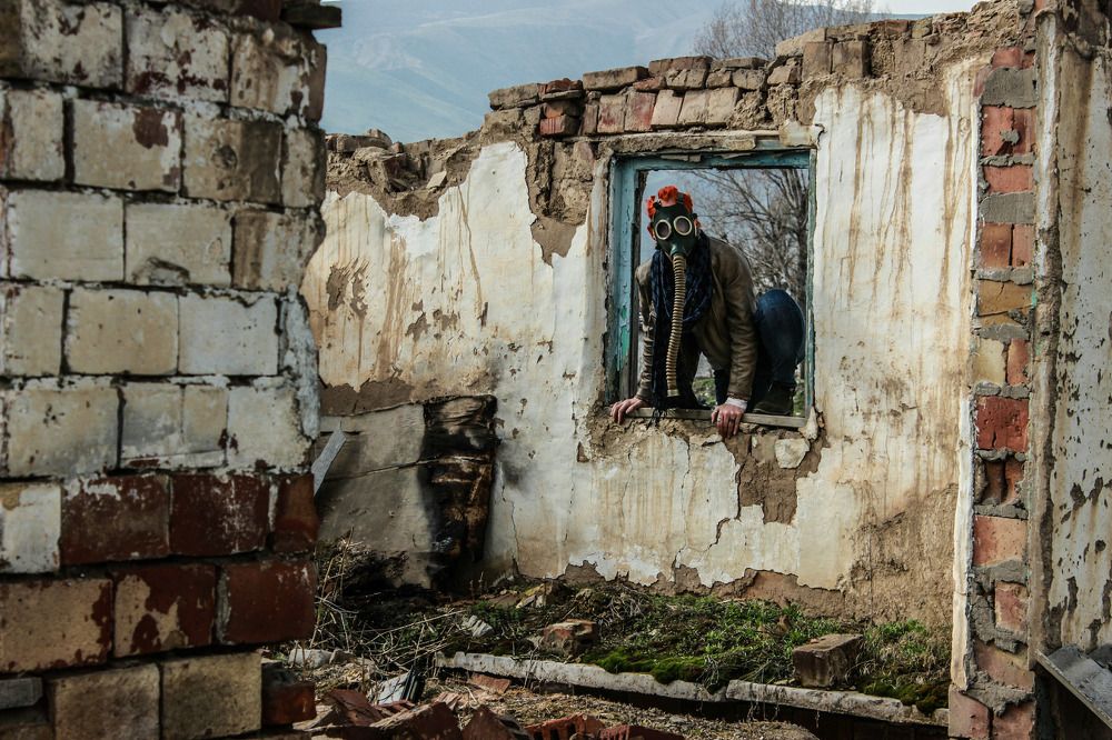 Рыжевласка в противогазе