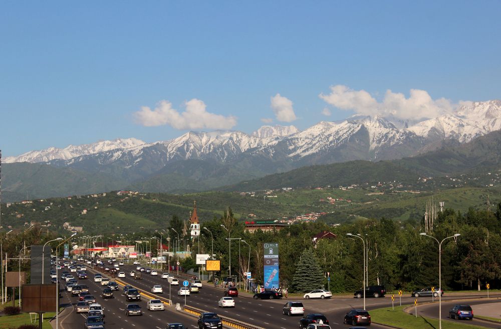 Прекрасный город Алматы у подножия Заилийского Алатау