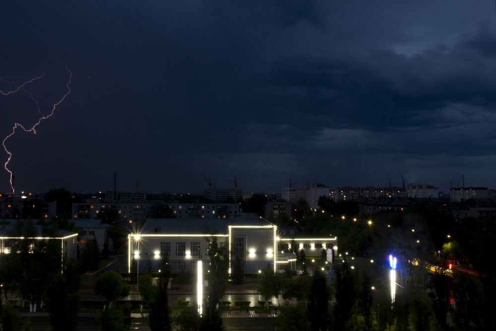 Гроза / Thunderstorm in the Сity /А вы видите глаз? В облаках, присмотритесь!