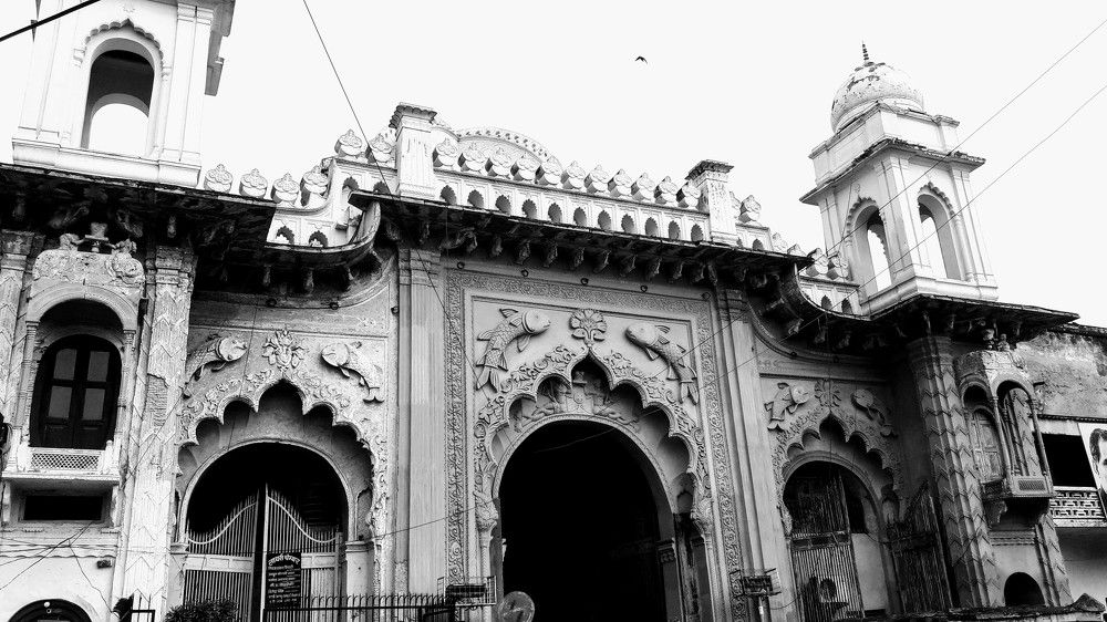 Simplicity of Lucknow