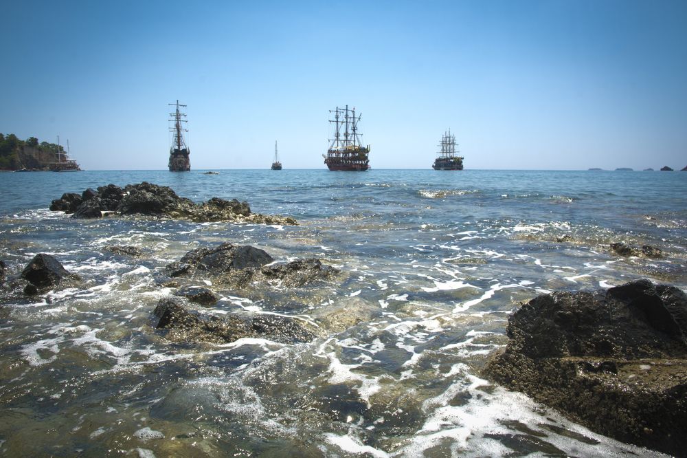 Опять плывут куда-то корабли...