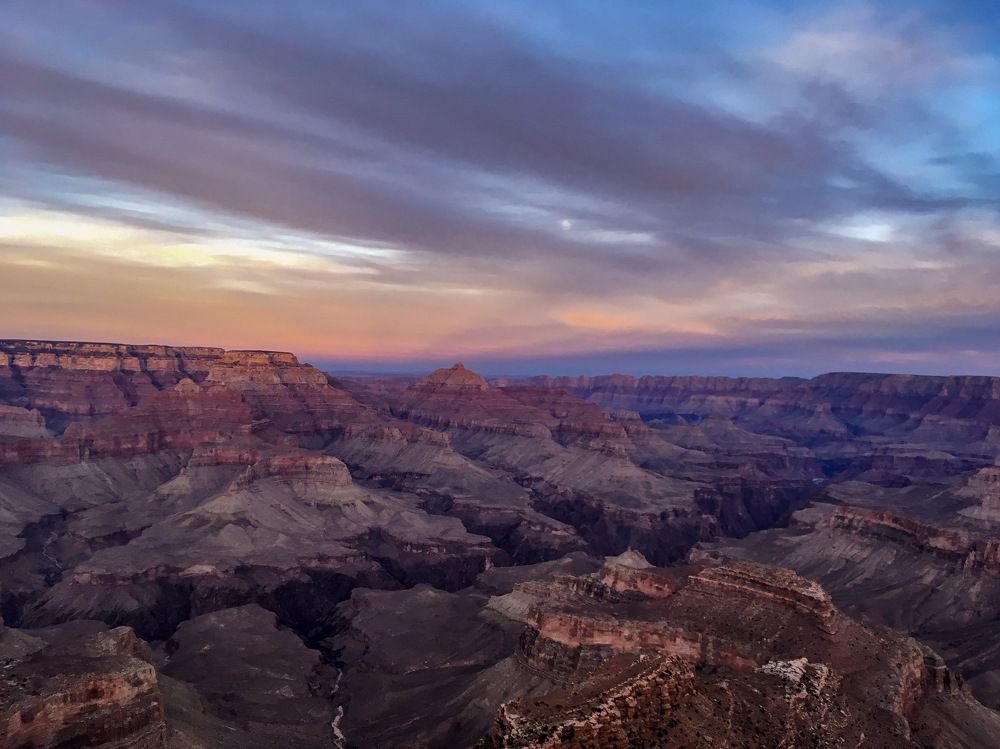 Тёплый закат над каньоном