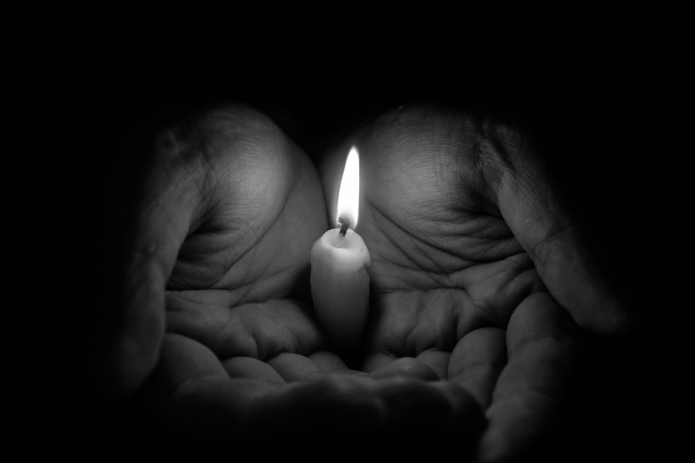 свеча в ладонях