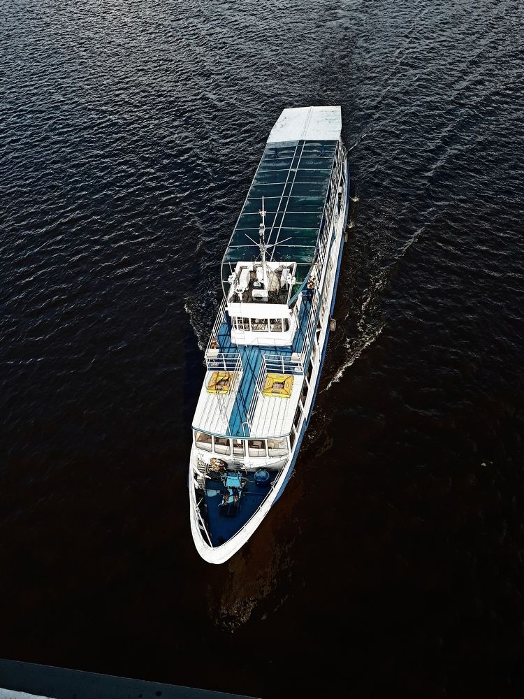 ⛵