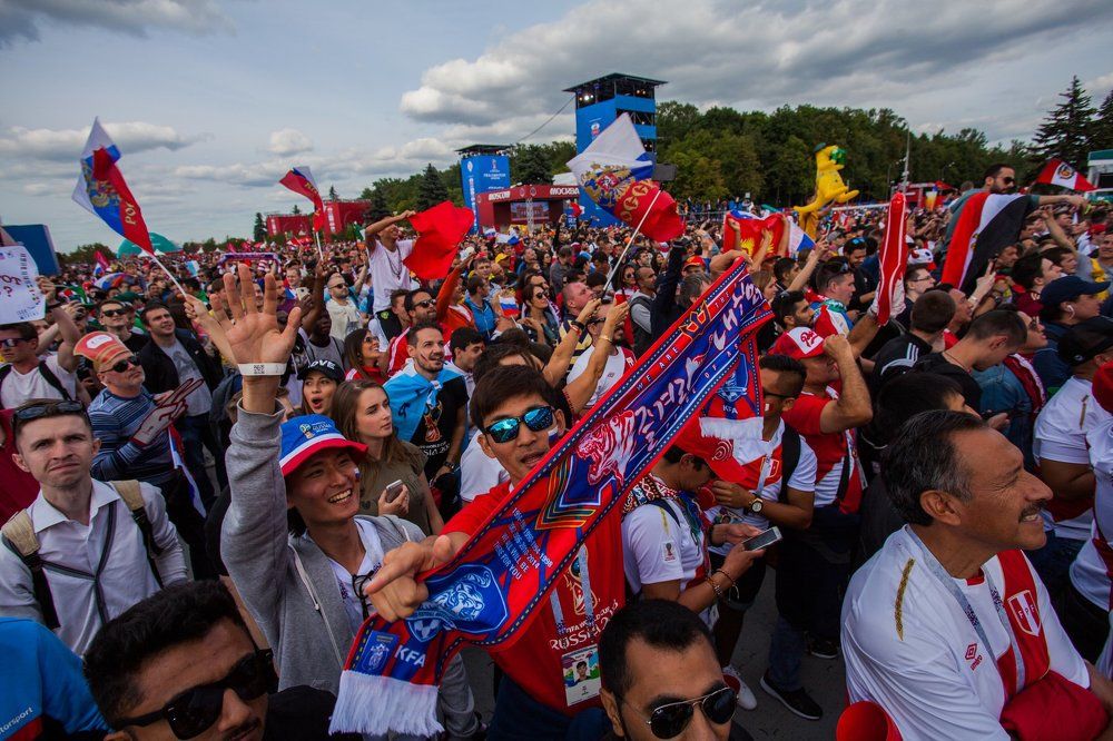 Болельщики в фан-зоне на Воробьевых горах