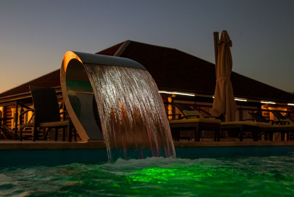 В ночном бассейне