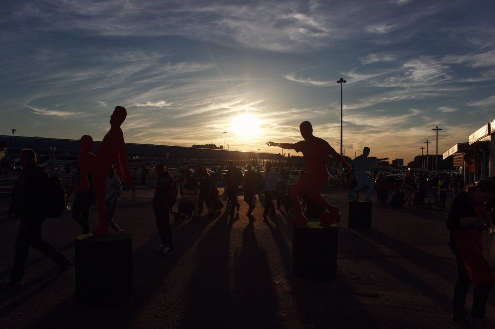 У аэропорта атмосфера футбола ) болельщики прибывают