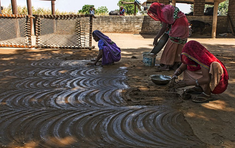 FLOORING WITH COWDUNG