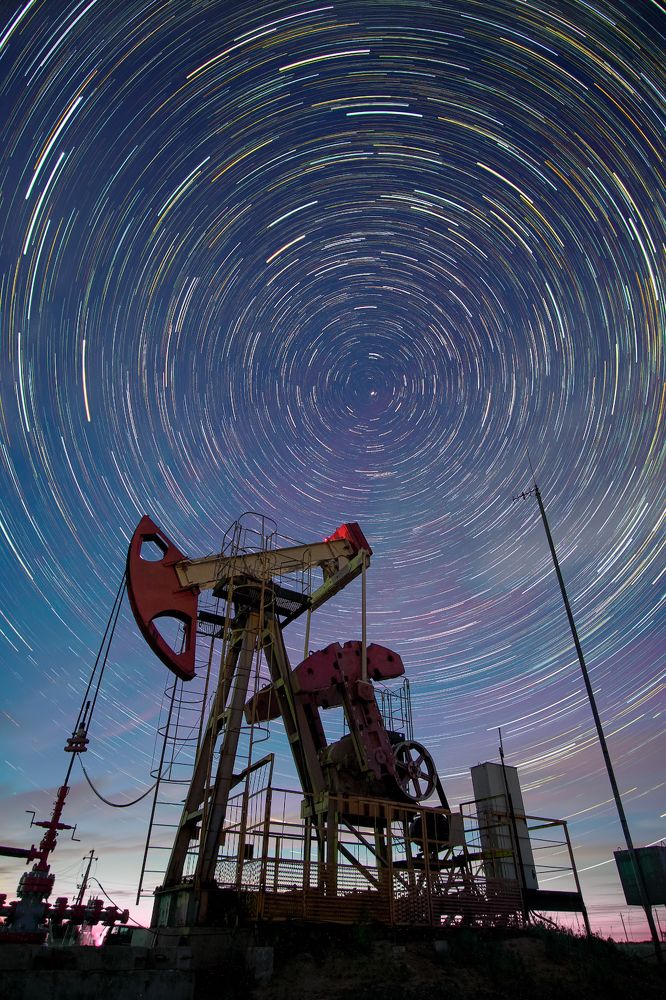 Все вращается вокруг нефти. Everything revolves around oil.