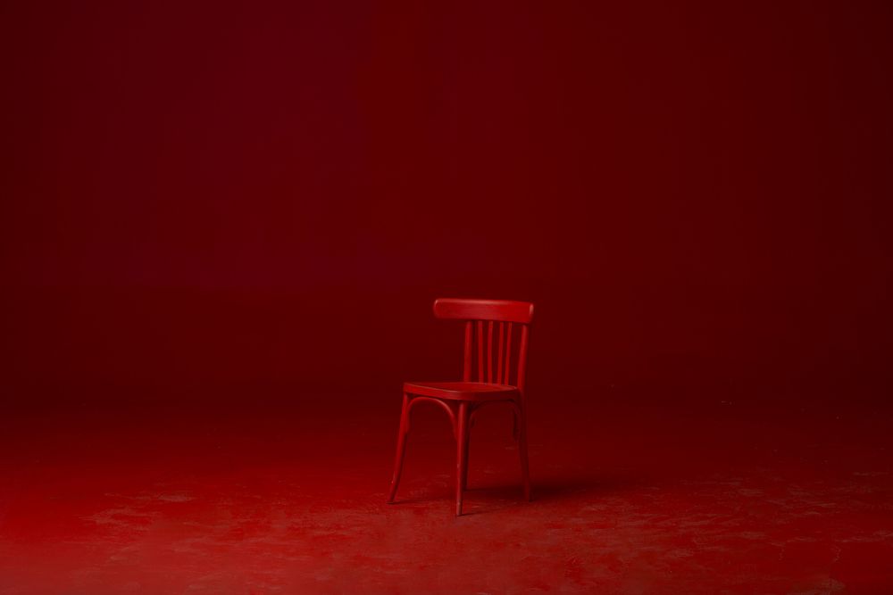 KORSI AHMAR - RED CHAIR
