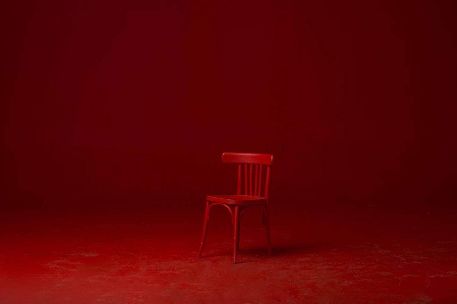 KORSI AHMAR - RED CHAIR