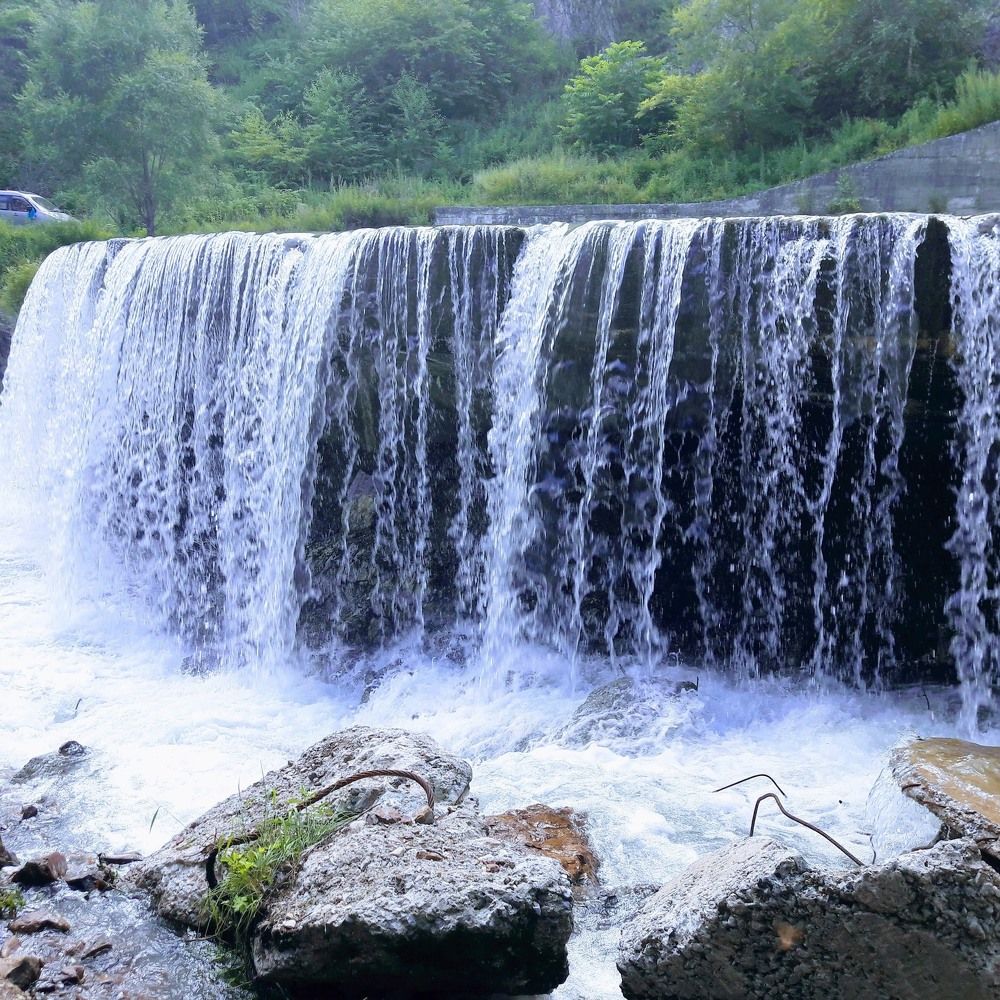 Вода как волосы струятся
