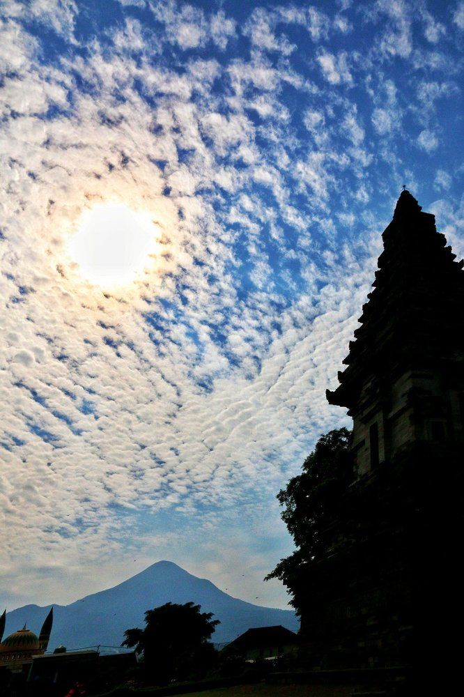 Siluet candi jawi pasuruan