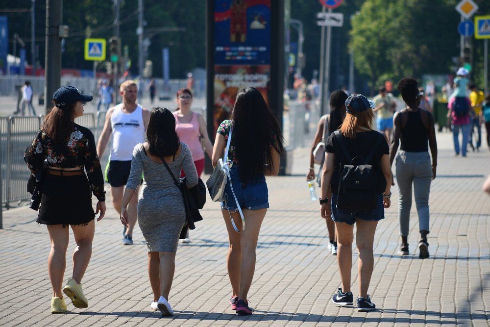 Болельщицы на пути в фанзону