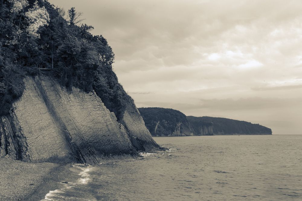 Хмурые скалы