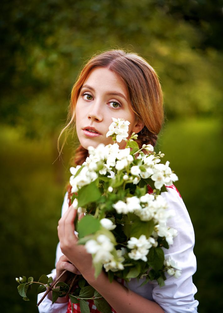 Девушка с жасмином