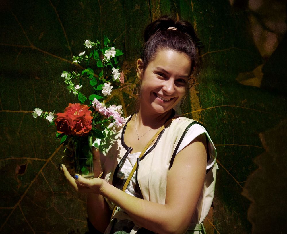 Девушка с букетом.Girl with a bouquet