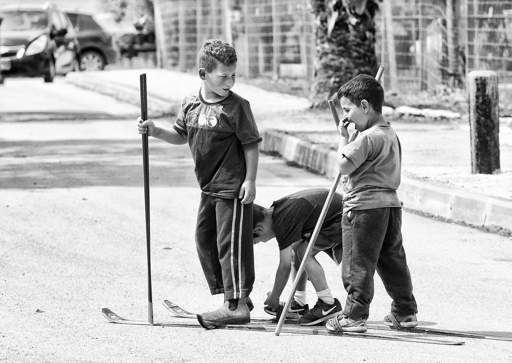 Из за твоего ковыряния в носу мы вечно проигрываем.