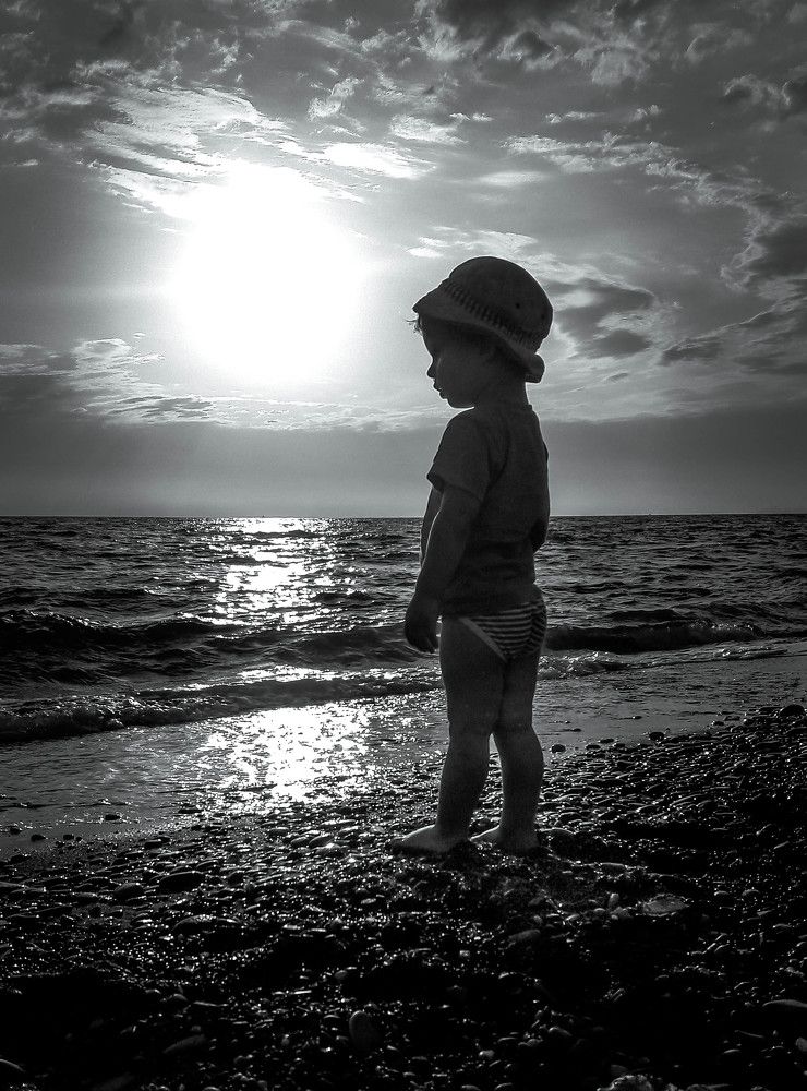 Малыш на море